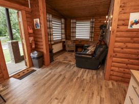 A living room with a sofa and chairs at Farnes Lodge in Longframlington