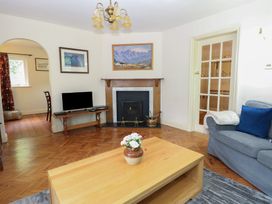 A living room with a sofa and a coffee table at The Anchorage in Hoveton & Wroxham