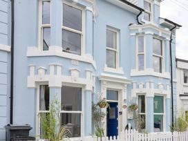 A house with windows and a door at Still Waters, Brixham