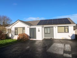 A house with solar panels on the roof at Byron’s Retreat Crantock