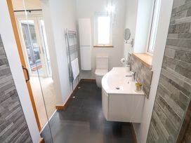 A bathroom with a sink and toilet at Byron’s Retreat in Crantock
