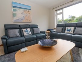 A living room with two sofas and a table at Byron’s Retreat in Crantock