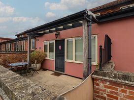 An outdoor seating area with a table and chairs at Wheelwright's Cottage in Ipswich