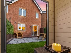 A garden view featuring a table and bench at Hafan Rhos in Rhos-On-Sea