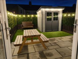 A garden with a shed and a picnic table at Hafan Rhos in Rhos-On-Sea