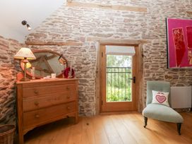 A bedroom with a dresser and mirror at The Art House in Leominster