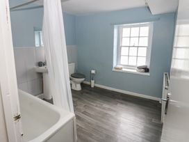 A bathroom with a bathtub, toilet, and sink at Georgian Town House in Whitehaven