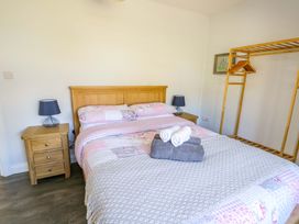 A bedroom with a bed and towels at The Gatekeepers Cottage - Skerry Vore Bryn Pydew near Llandudno Junction