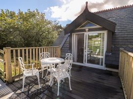 An outdoor seating area with a table and chairs at The Gatekeepers Cottage - Skerry Vore, Bryn Pydew near Llandudno Junction