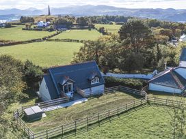A house with a garden and a monument on a hill at The Gatekeepers Cottage - Skerry Vore Bryn Pydew near Llandudno Junction