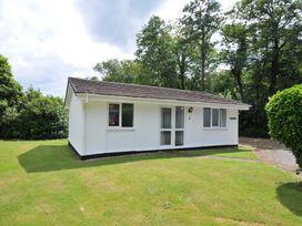 A bungalow with a front door and windows at 4 Rosecraddoc Lodge Holiday Bungalows in Liskeard