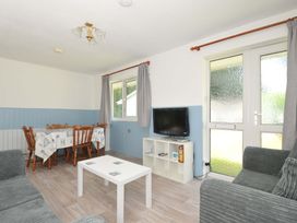 A living room with a table and chairs at 4 Rosecraddoc Lodge Holiday Bungalows Liskeard