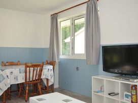 A dining room with a table and chairs at 4 Rosecraddoc Lodge Holiday Bungalows Liskeard