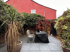 A garden with a table and chairs at Mostyn View in West Kirby