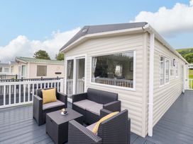 A deck with outdoor furniture at 8 Puffin Way in Llwyngwril