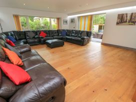 A living room with a large sectional sofa at Silver Copse in Frilford Heath Near Abingdon