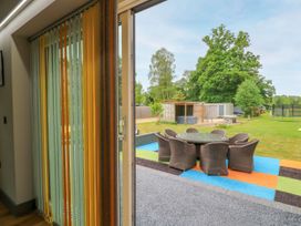 A garden with a dining table and chairs at Silver Copse Frilford Heath Near Abingdon