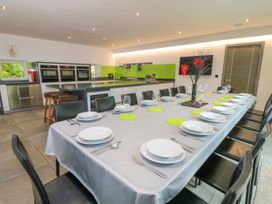 A dining room featuring a long table set for a meal at Silver Copse Frilford Heath Near Abingdon