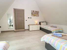 A bedroom with two beds and a drawer at Silver Copse Frilford Heath Near Abingdon