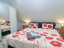 A bedroom with a bed and bedside tables at Silver Copse in Frilford Heath Near Abingdon