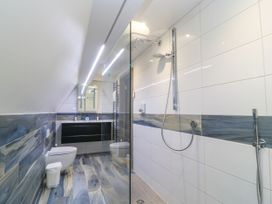 A bathroom with a shower, toilet, and sink at Silver Copse Frilford Heath Near Abingdon