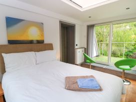 A bedroom with a bed and towels at Silver Copse Frilford Heath Near Abingdon