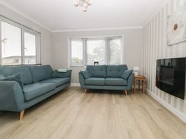 A living room with a sofa and coffee table at Cherry Tree in Kidlington
