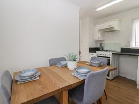 A kitchen with a dining table and chairs at Cherry Tree in Kidlington