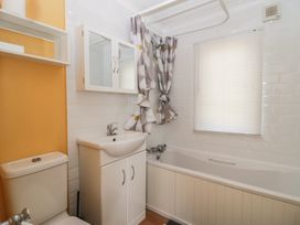 A bathroom with a sink and bathtub at Cherry Tree in Kidlington