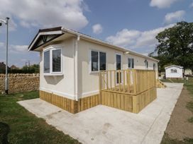 A house with a deck and steps at Cherry Tree in Kidlington
