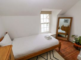 A bedroom with a single bed and a mirror at 18 Main Street