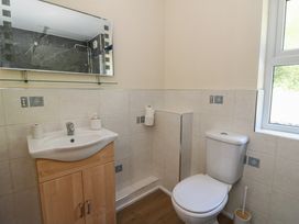 A bathroom with a sink and toilet at 1 Bryn Beudy in Stepaside