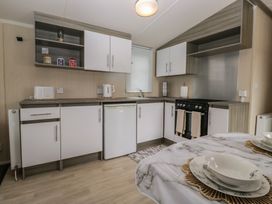 A kitchen with cabinets, a sink, and an oven at Pinewood in Kidlington