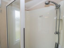 A shower with a handheld showerhead at Pinewood in Kidlington