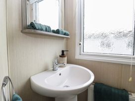A bathroom with a sink and towels at Pinewood in Kidlington