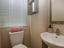 A bathroom with a toilet and sink at Pinewood in Kidlington