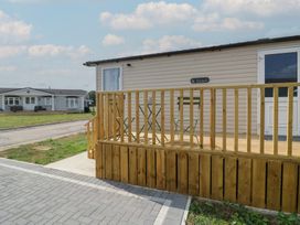 An outdoor deck with chairs at Pinewood in Kidlington