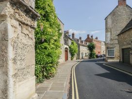 A street with buildings and trees at Pinewood in Kidlington