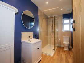 A bathroom with a shower, toilet, and sink at Dingle Cleobury Mortimer