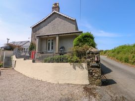 A house with a gravel driveway at Disgwylfa in Sarn Mellteyrn