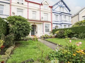 A house with a garden and path at Flat 1, Mona House in Conwy