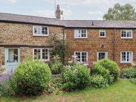 An exterior view of a cottage with garden at Magdalen Cottage Hook Norton