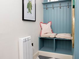 An entrance hall with a shelf and hooks at Apartment 1, 86 Dyer Street Cirencester