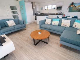 A living room with sofas and a coffee table at Lodge 83, Gwel an Mor