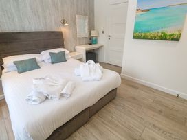 A bedroom with a bed and a table at Lodge 83, Gwel an Mor in Portreath