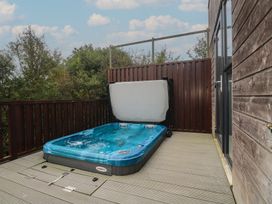 An outdoor area with a hot tub at Lodge 83, Gwel an Mor in Portreath