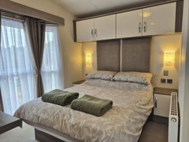 Fernwood Lodge - Norfolk - 1177758 - thumbnail photo 11