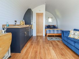 A studio with kitchen and sleeping area at Honeypot Hideaways - Manuka