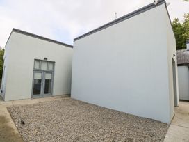 An outdoor area with gravel and walls at The Cottage in Ballinagleira