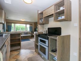 A kitchen with countertop and stove at Mountain View in Pwllheli